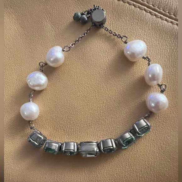 Sorrelli Sizable White Pearls Blue Sworoski AB Crystal Bracelet Adjustable - Picture 2 of 5